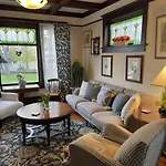 Fisher House Victoria Bed And Breakfast